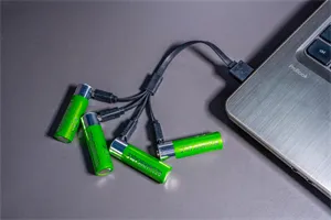 Uporaba USB polnilne 9-voltne baterije